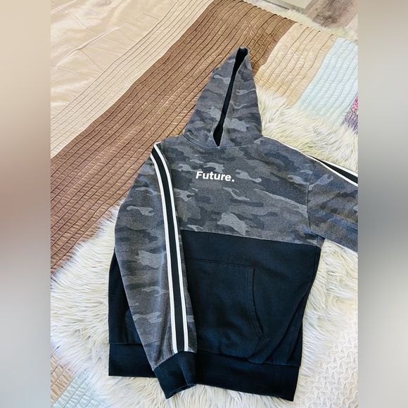 Hoodies and crew neck for sale. - Picture 5 of 16